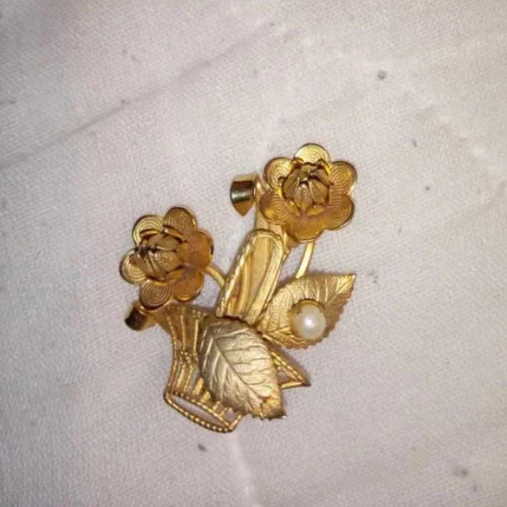 Vintage Flower Basket Pin